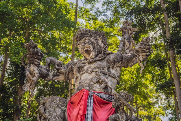 Statue balinaise en pierre avec une vallée verdoyante sur l'arrière-plan de l'île de Bali en Indonésie