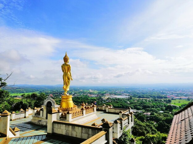 Photo statue sur le bâtiment contre le ciel