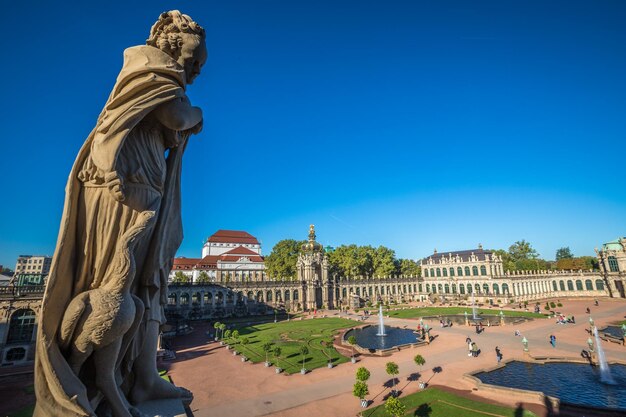 Statue d'un bâtiment historique contre le ciel bleu