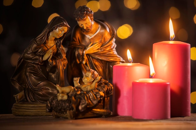 Statue de bébé sacré dans la crèche