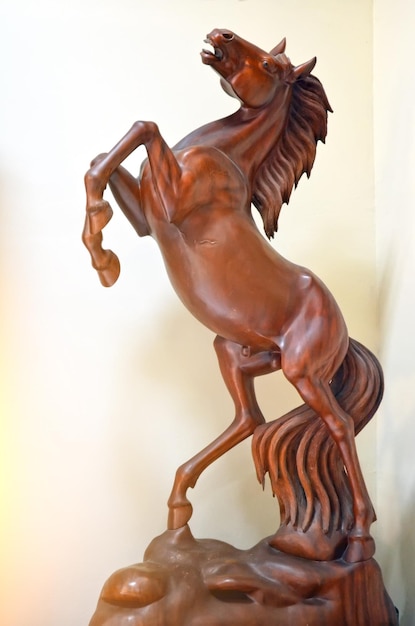 Statue en bois d'un cheval en acajou