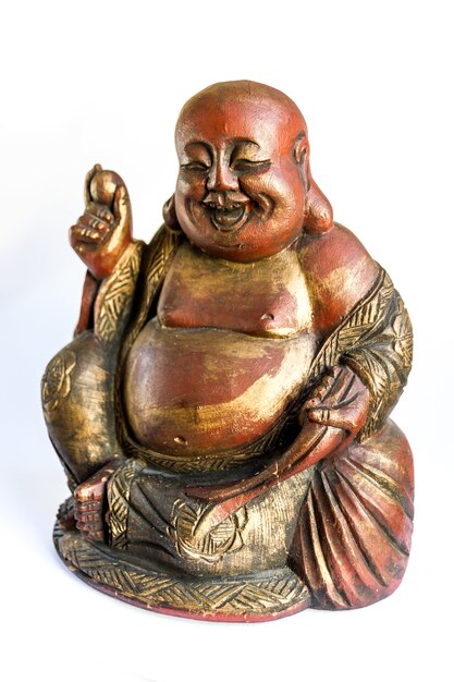 Statue en bois traditionnelle de Bouddha chinois isolé sur fond blanc