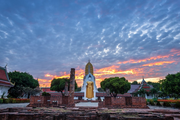 Photo la statue de bouddha au coucher du soleil est un temple bouddhiste au wat phra si rattana mahathat