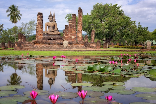 Statue De Bouddha Au Wat Mahathat à Sukhothai