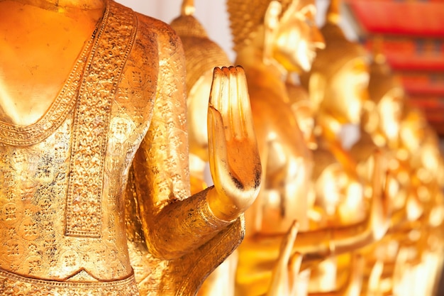 Statue de Bouddha au Wat Phra Kaew, Bangkok en Thaïlande.