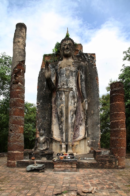 Statue de Bouddha au Wat Saphan Hin à Sukhothai
