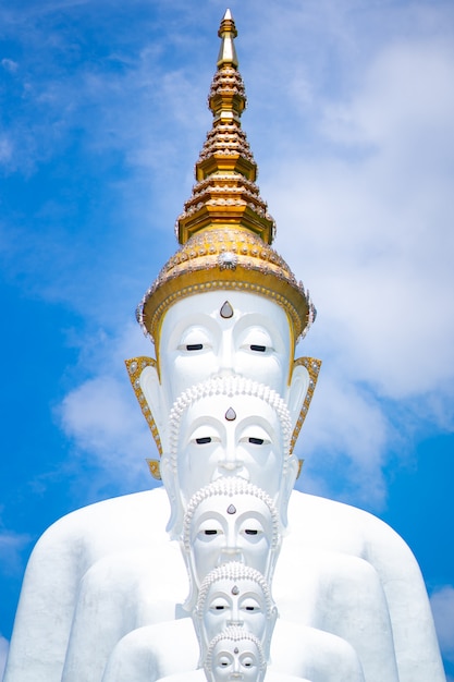 Statue de Bouddha blanc sur ciel bleu ou azur et nuage dans la journée.