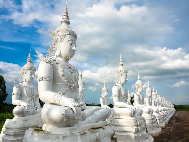 Statue de Bouddha blanc sur ciel bleu et nuage