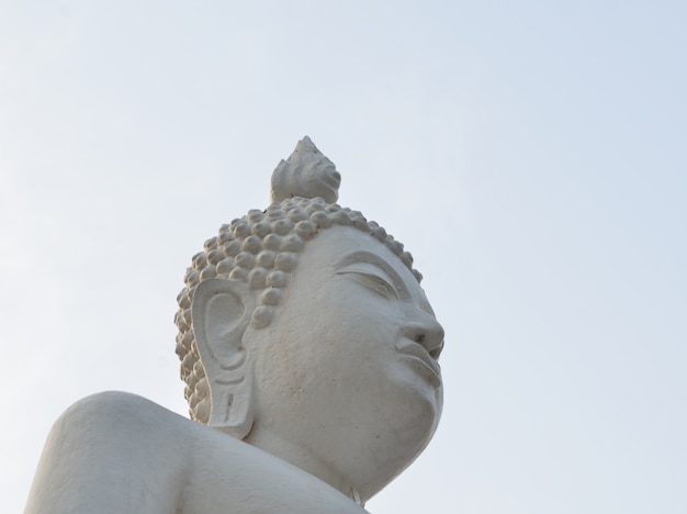 Statue de Bouddha blanc et ciel bleu