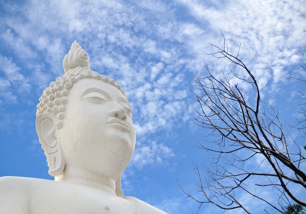 Statue de Bouddha blanc et ciel bleu