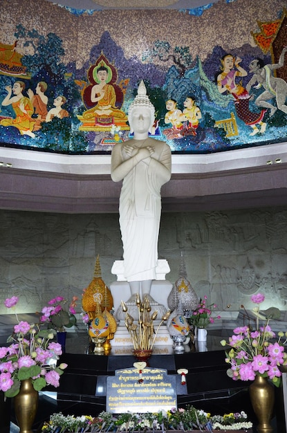 Statue de Bouddha blanc à Doi Luang ou Ang Ga pour les voyageurs thaïlandais qui visitent le respect en priant la bénédiction et en souhaitant un saint mystère au parc national de Doi Inthanon le 7 juillet 2013 à Chiang Mai en Thaïlande