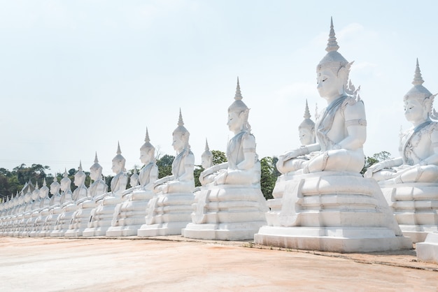 Statue de Bouddha blanc en Thaïlande