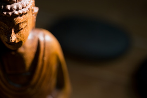 Statue de Bouddha en bois sur la table