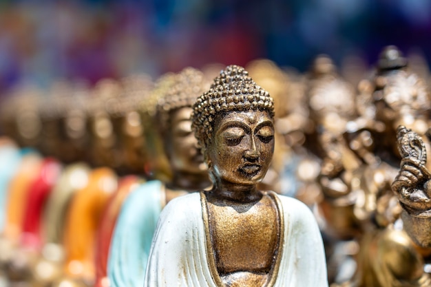 Statue de Bouddha chiffres souvenir sur l'affichage à vendre sur le marché de rue à Ubud, Bali, Indonésie. Affichage de l'artisanat et de la boutique de souvenirs, gros plan