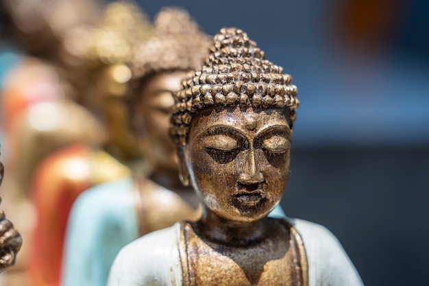 Statue de Bouddha chiffres souvenir sur l'affichage à vendre sur le marché de rue à Ubud, Bali, Indonésie. Affichage de l'artisanat et de la boutique de souvenirs, gros plan