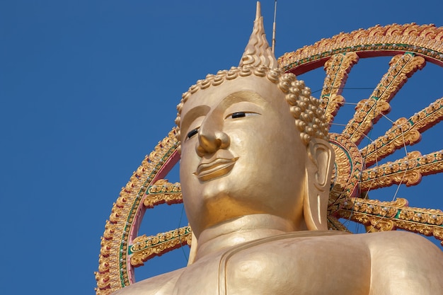 Statue de Bouddha sur ciel bleu