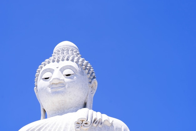 Statue de Bouddha avec ciel bleu