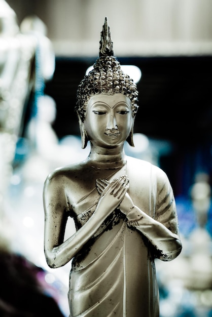 Photo statue de bouddha contre le bâtiment