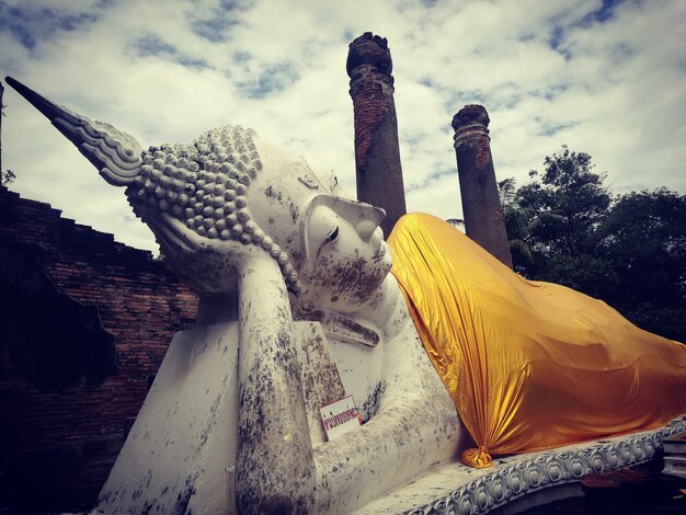 Photo statue de bouddha contre le ciel