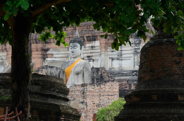 Photo statue de bouddha contre le temple à wat yai chai mongkhon