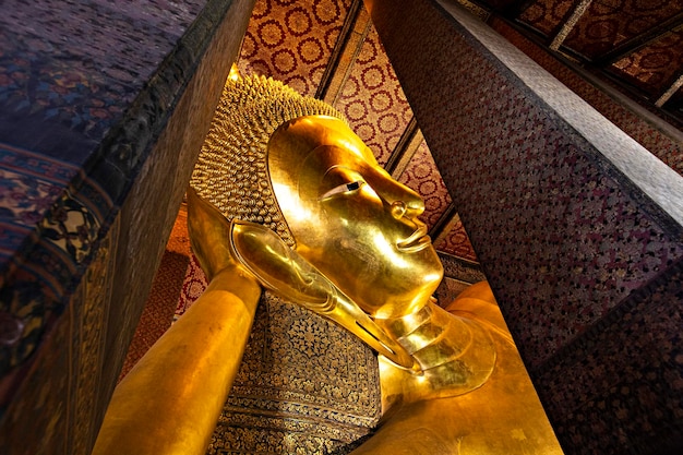 Statue de Bouddha couché. Bouddha doré dans le temple Wat Pho à Bangkok, Thaïlande