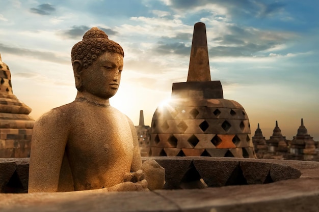 Statue de Bouddha dans le contexte au lever du soleil de l'île de Borobudur Java Indonésie