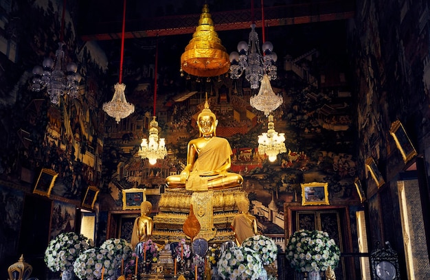 Statue de Bouddha dans le temple de Bangkok