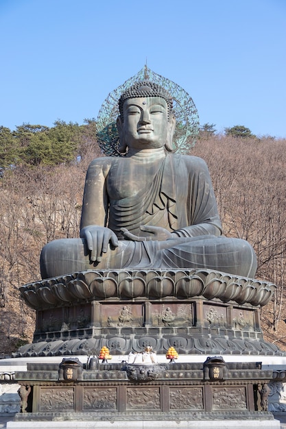 Statue de Bouddha dans le Temple Sinheungsa, Parc National de Seoraksan en Corée