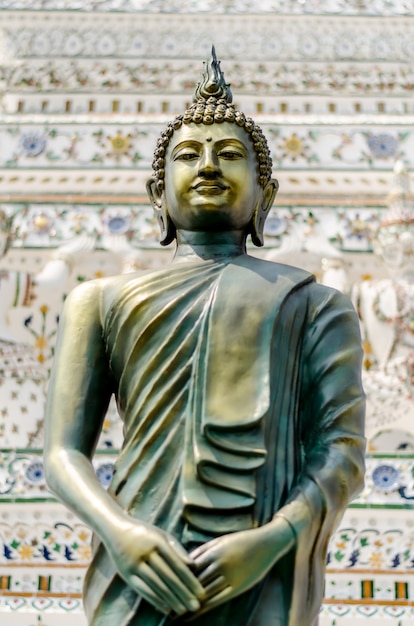 La statue de Bouddha dans un temple thaïlandais