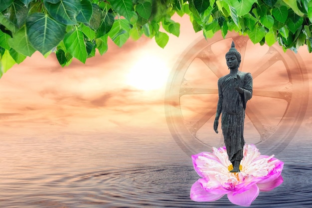 Photo statue bouddha debout sur feuille de lotus et bodhi avec fond océan et soleil