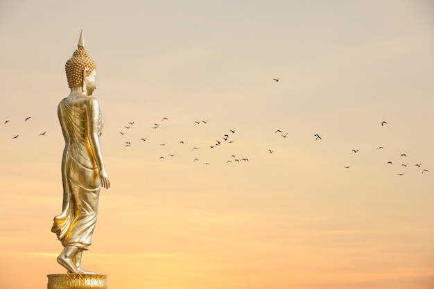 Statue de Bouddha debout à Wat Phra That Khao Noi, province de Nan, Thaïlande