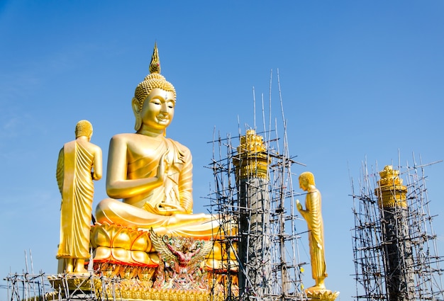 La statue de Bouddha doré dans un temple thaïlandais