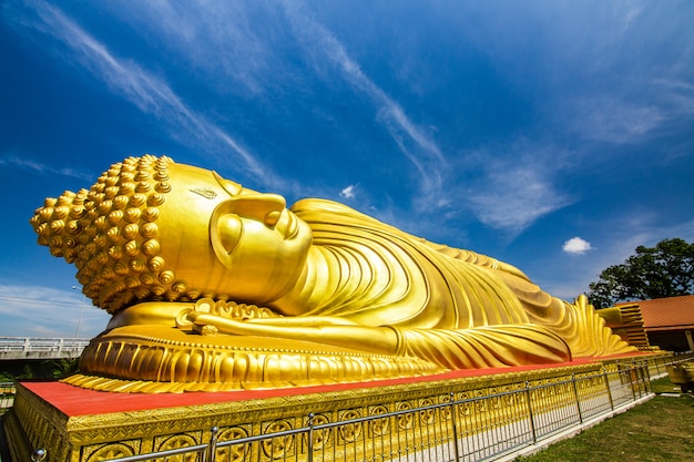 Statue de Bouddha endormi avec couleur dorée