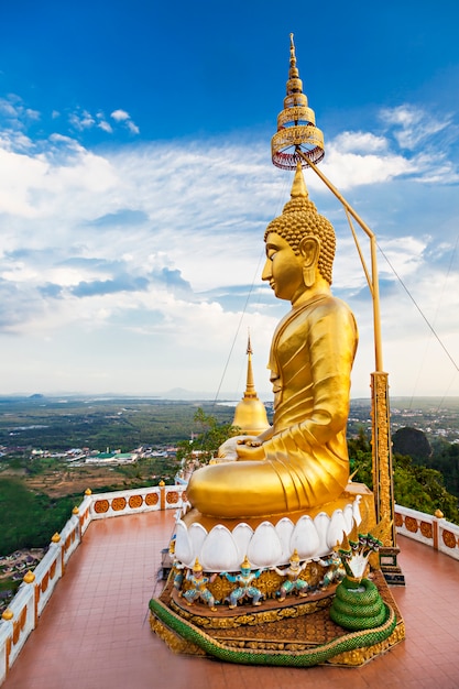 Statue de Bouddha avec fond de ciel de beauté