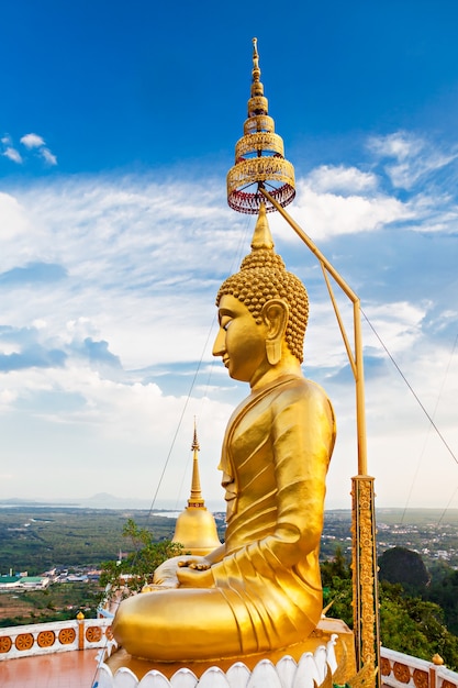 Statue de Bouddha avec fond de ciel de beauté