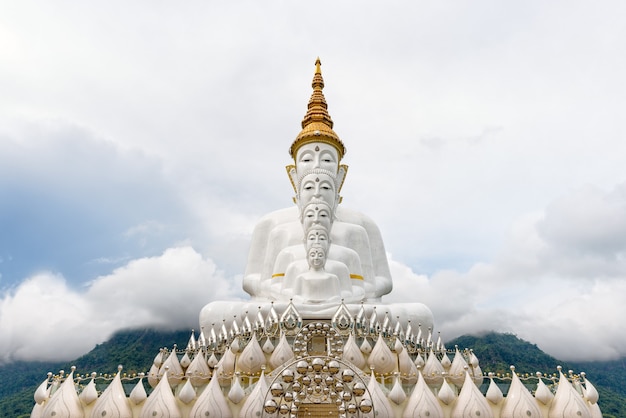 La statue de Bouddha a un grand corps de cinq blancs sur une montagne entourée par la nature avec une couverture de brouillard nuageux au temple Wat Phra That Pha Sorn Kaew est une attraction touristique à Khao Kho, Phetchabun, Thaïlande