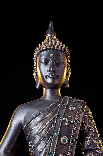 Statue de Bouddha avec lueur sur fond noir