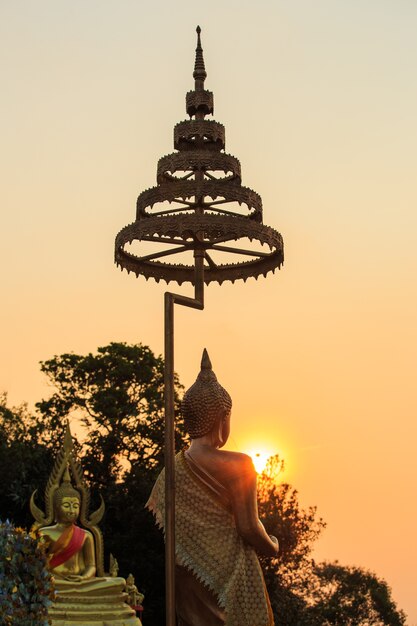 Statue de Bouddha avec la lumière du soleil à la montagne de Khao Khitchakut, Province de Chanthaburi, Thaïlande