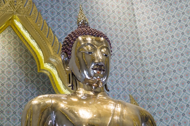 Statue de Bouddha d'or à l'intérieur d'un temple à Bangkok, Thaïlande