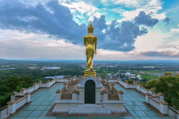 La statue de Bouddha d'or se tenait sur une haute montagne.