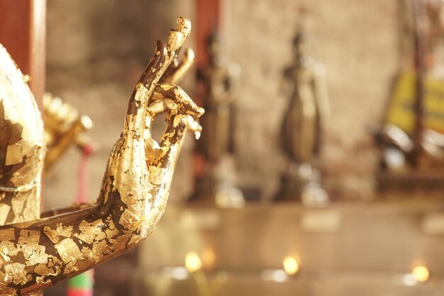 Statue de Bouddha avec des ornements en feuilles d'or au temple de wat yai chai mongkhon, ville ancienne d'Ayudhaya