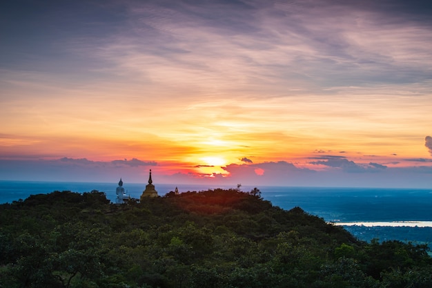 Statue de Bouddha et pagode en haute montagne dans le parc national de Phu-Lang-Ka, Thaïlande.