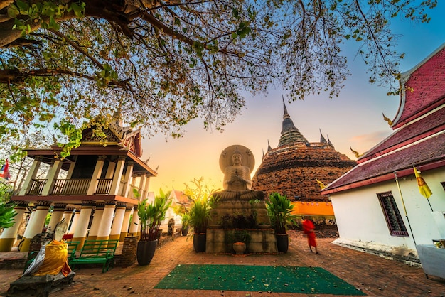 Statue de Bouddha et Phra Chedi Luang dans le Temple Thai languageWat Ratchaburana est un temple bouddhiste un lieu public C'est une attraction touristique majeure à Phitsanulok en Thaïlande