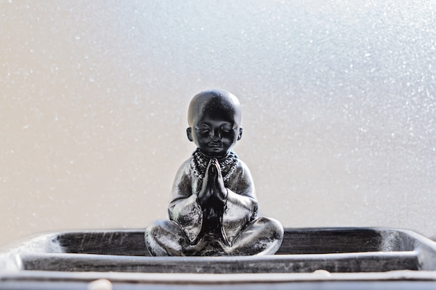 Statue De Bouddha En Position Du Lotus Contre Le Verre