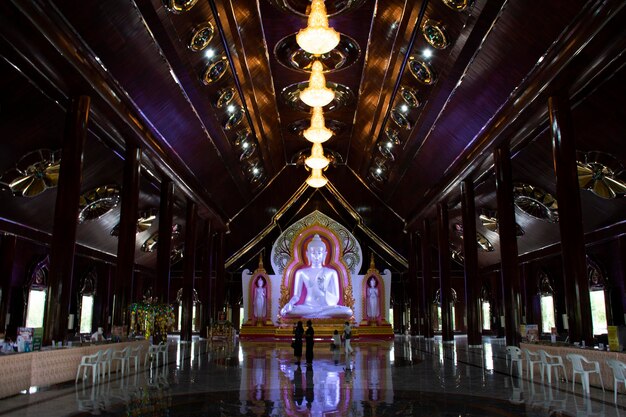 Statue de Bouddha pour les voyageurs thaïlandais voyageurs étrangers voyage visite respect prière bénédiction au Wat Buddha Saeng Tham et centre de pratique du Dharma à Nong Khae le 16 février 2022 à Saraburi Thaïlande