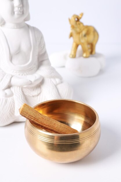 Photo statue de bouddha et statue d'éléphant sur fond blanc en gros plan