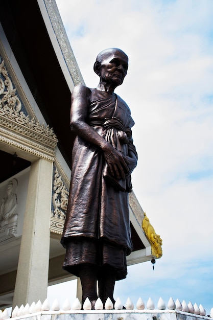 La statue de Bouddha et les statues de moine Luang Pu Doo pour les voyageurs thaïlandais visitent et respectent la bénédiction de la prière avec le mystère sacré du culte au temple Wat Sakae le 6 novembre 2022 à Ayutthaya en Thaïlande