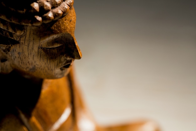 Statue de Bouddha sur une table