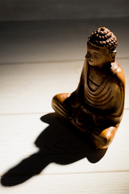 Photo statue de bouddha sur une table