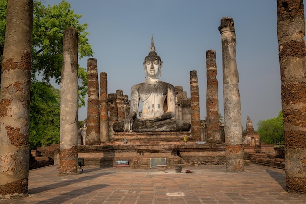 La statue de Bouddha de Wat Phra si rattana mahathat ou Wat Phra Prang dans le parc historique de Sri Satchanalai Province de Sukhothai Thaïlande